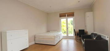 Studio to rent in Gloucester Drive, Finsbury Park N4