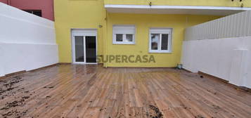 T1 Remodelado com terraço na Amadora