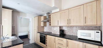 3 bedroom flat for sale