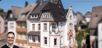 Villenartiges Dreifamilienhaus im Jugendstil mit Blick auf das Wahrzeichen der Kreisstadt