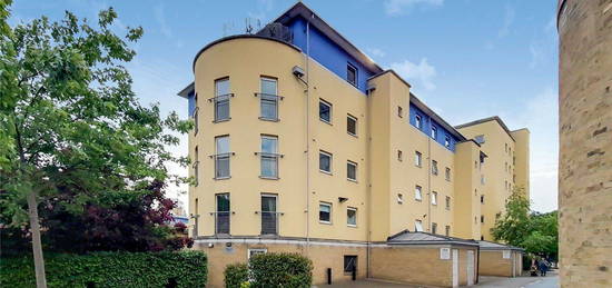 Flat to rent in Rogers Court, 5 Premiere Place, London E14