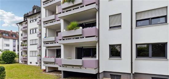 Gepflegte, helle 2-Zimmer-Hochparterre-Wohnung mit Balkon und TG-Stellplatz in Feucht
