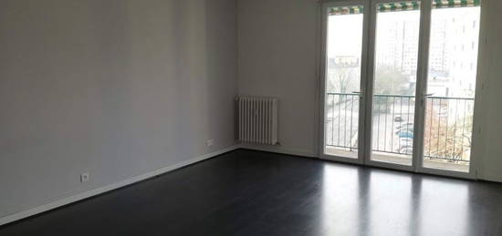 A louer appartement T4 avec parking s/sol