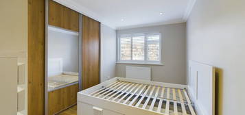 Flat to rent in Montague Road, London SW19