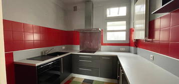 Maison pierre coeur de ville, trois chambres, jardin, garage et dependances sur 232M2 clos.