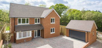 5 bedroom detached house