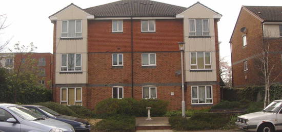 Flat to rent in Hadfield Close, Southall UB1