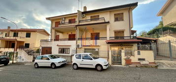 Villetta bifamiliare in vendita in via delle Rose, 11