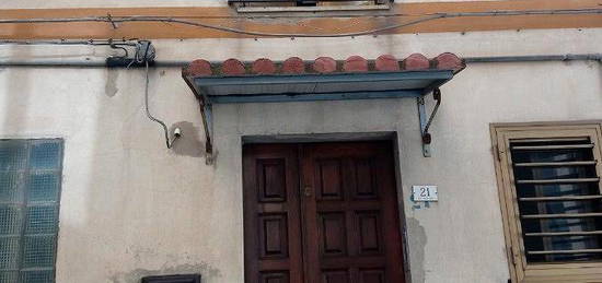 Casa unifamiliare a più livelli con terrazzo