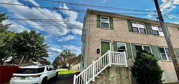 11 W Jewel St, Roseto, PA 18013