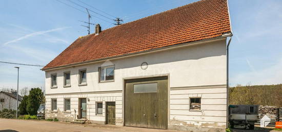 Charmantes Bauernhaus mit großem Grundstück, Garten, Wintergarten, Scheune und zwei Stellplätzen