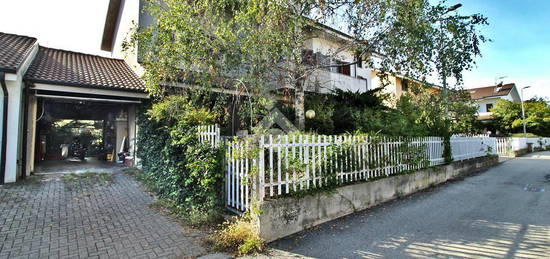 VILLA A SCHIERA A STRAMBINO