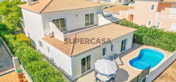 Lovely, 2 storey, 4 bedroom villa with swimming pool (kidney shape) located in a quiet urbanisation, just a short walk from the centre of the historical city of Silves, only 5 minutes from Lagoa, 3 minutes from the A22 highway and 15 min. from the go