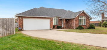 1914 E Ridgewood Drive, Springfield, MO 65804