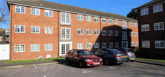 Flat to rent in Midhope Close, Woking, Surrey GU22