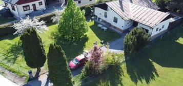 Idyllischer, sonnig gelegener Bungalow mit herrlichem Garten