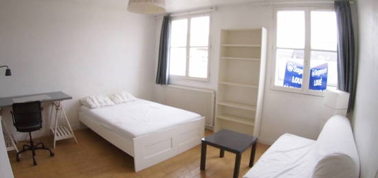 Studio meublé  à louer, 1 pièce, 27 m², Étage 3/–