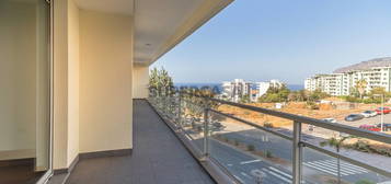 Apartamento T3 em condomínio, vista mar, Funchal, Madeira