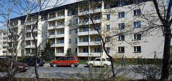 Haus mit Aufzug!, kleine 4 Zimmer Wohnung mit Balkon und Durchgangszimmer,....