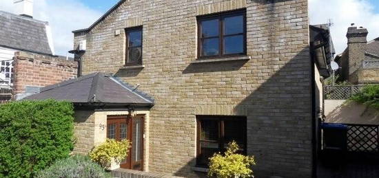 2 bedroom detached house