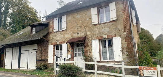 Beau potentiel pour cette charmante maison en pierre, avec grandes dépendances.