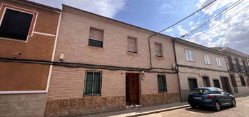 Chalet adosado en venta en calle Granada