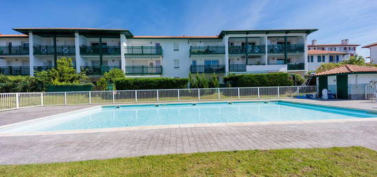 Jolie rez-de-jardin, avec terrasse, cave et parking. Piscine