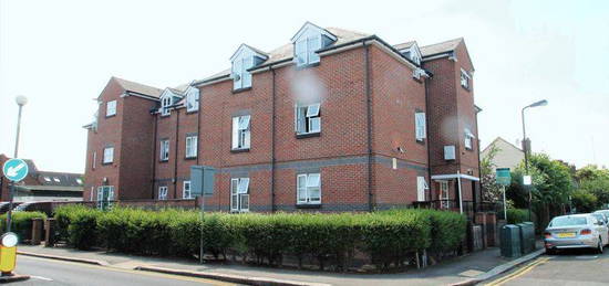 Flat to rent in Byron Road, Wealdstone, Harrow HA3