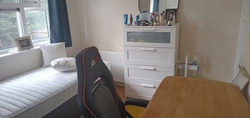 Room to rent in Latchingdon Gardens, Woodford Green IG8