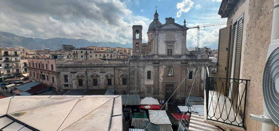 Centro storico mercato ballaro ampio 5 vani angola