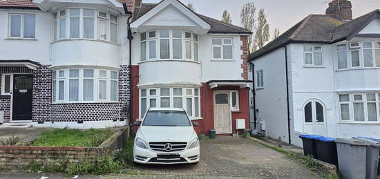 Flat to rent in Doreen Avenue, London NW9