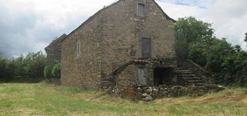 Maison ancienne a rénover avec grand terrain attenant