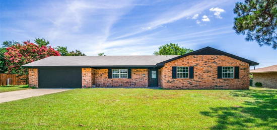 307 Oakwood Dr, Keene, TX 76059