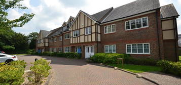 Flat to rent in Suffolk Close, Horley RH6