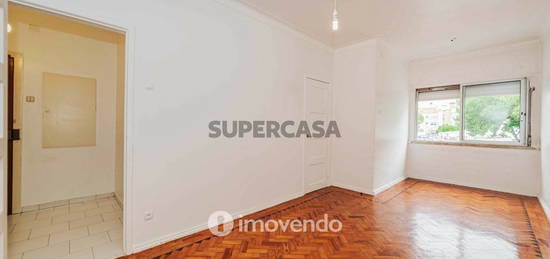 Apartamento T2 pronto a ocupar, com áreas amplas, em Linda-a-Velha