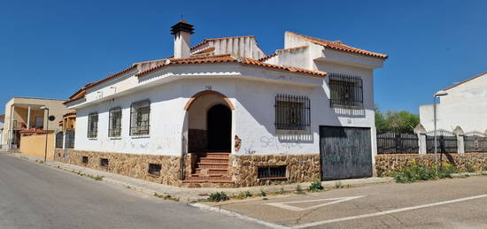 Chalet adosado en venta en calle Adovadoras