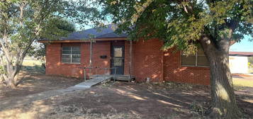 605 W 8th St, Cordell, OK 73632