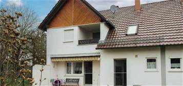Gut aufgeteilte, ren.-bedürftige Doppelhaushälfte mit Vergrößerungsmöglichkeit in Neenstetten