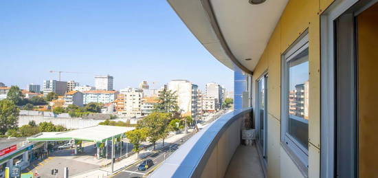 Esplêndido T4 na Av. da República, com duas suites, junto ao El Cort