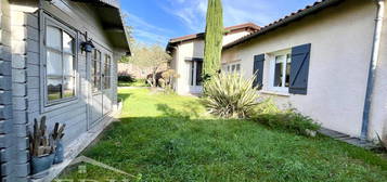 Maison de ville avec grand garage et jardin clos