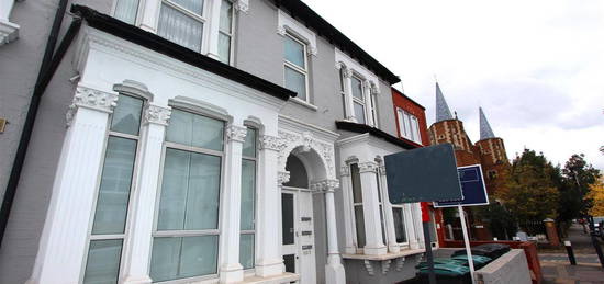 Flat to rent in Wightman Road, Hornsey N8