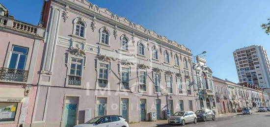 Palacete Centenário para arrendar em plena Avenida Luisa Todi