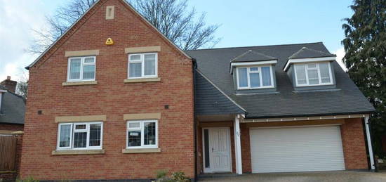 5 bedroom detached house