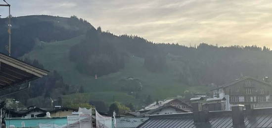 Möblierte 4 Zimmerwohnung mit Balkon - NÄHE STADTZENTRUM & HAHNENKAMMBAHN