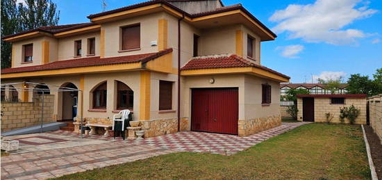 Chalet pareado en venta en calle Palencia