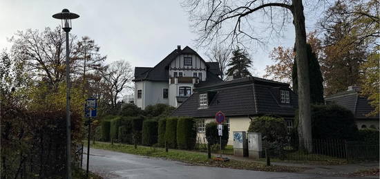 Charmante 2-Zimmer-Wohnung mit Balkon in historischer Villa