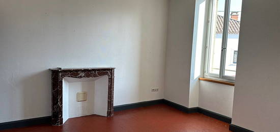 Saint Martin de Crau : Loue appartement centre ville - 100m² habitables