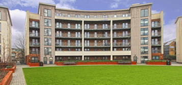 Flat to rent in Manor Way, Borehamwood WD6