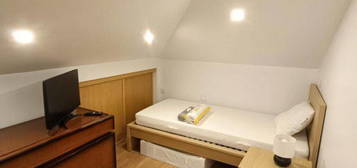 735027 - Quarto com cama de solteiro em...