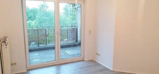 !! 2-Zimmer-Wohnung mit neuem Laminat, Balkon und Aufzug !!